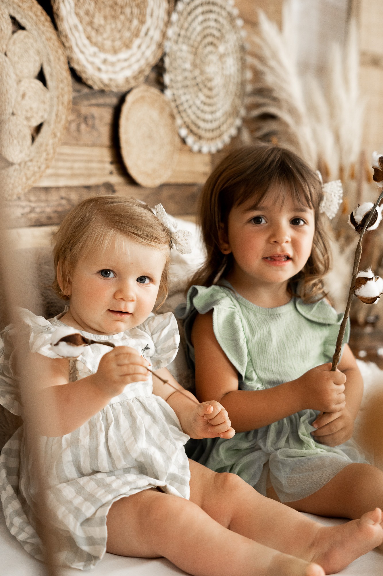 portrait de deux soeurs lors d'une séance photo famille dans le studio photo de Sandra Alazetta à Castres