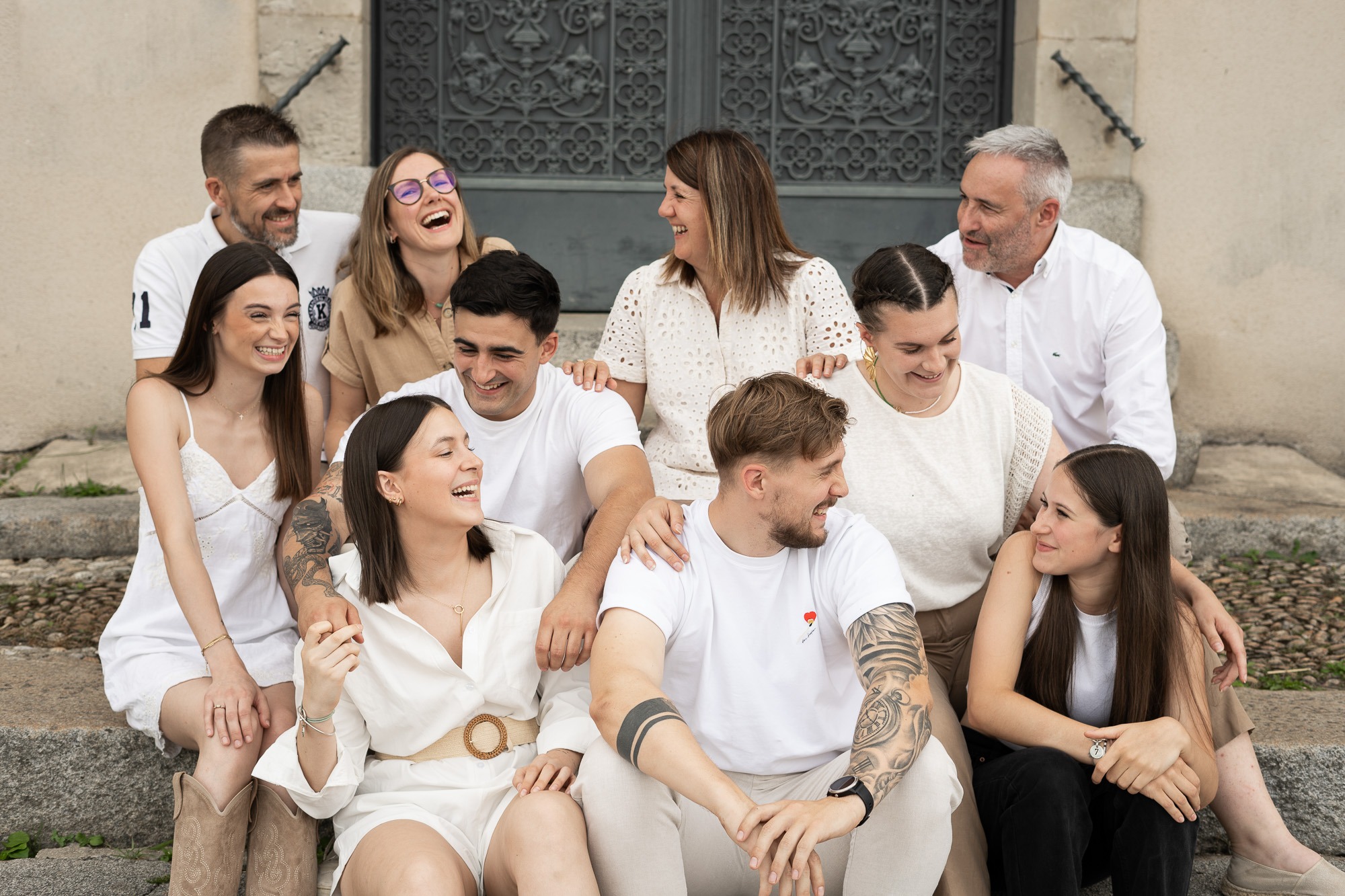 grande famille réunie lors d'une séance photo en extérieur à Castres