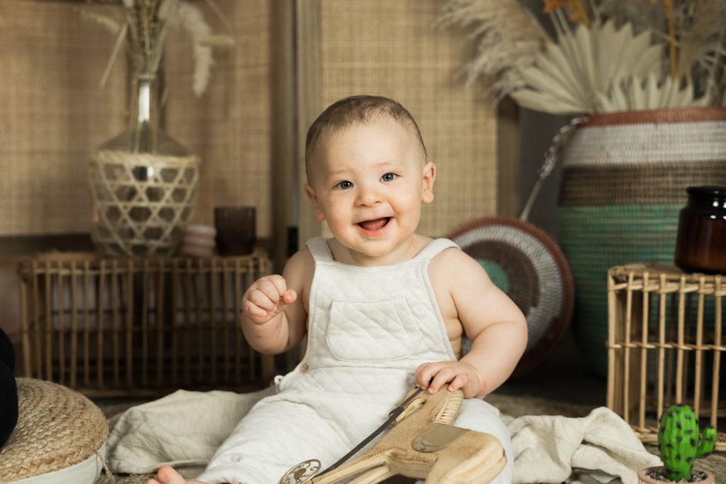 bébé heureux lors d'un shooting photo au studio bohème de Sandra Alazetta à Castres
