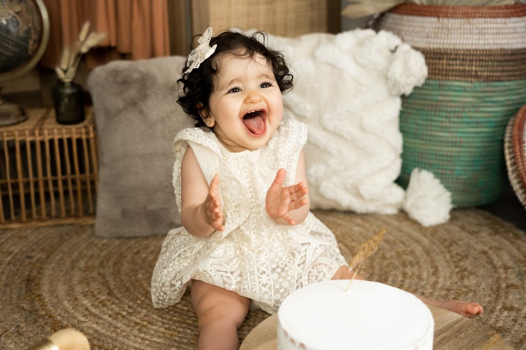 bambin fait une séance photo smash the cake au studio photo de Sandra Alazetta à Castres